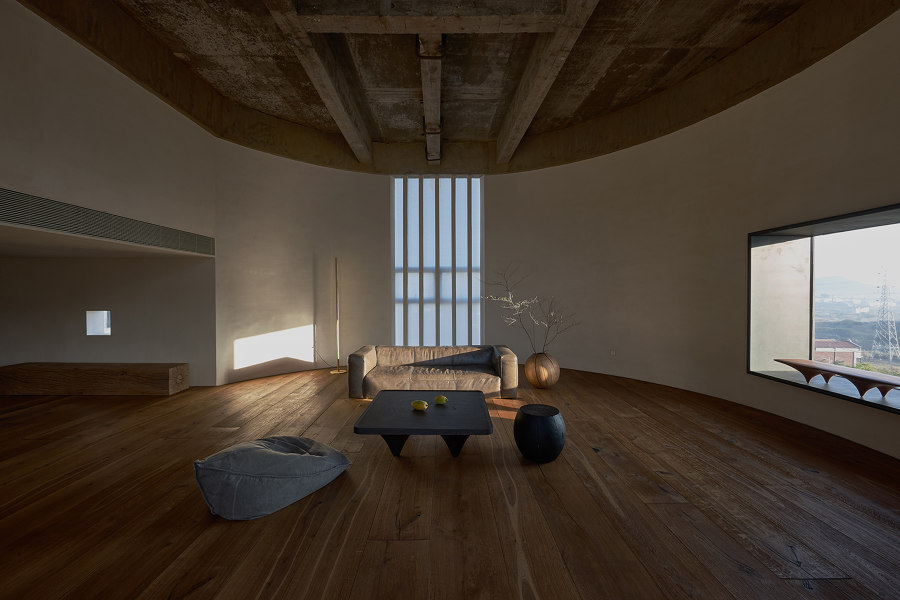 A Woodwork Enthusiast’s Home de ZMY Design | Pièces d'habitation