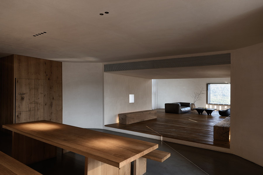 A Woodwork Enthusiast’s Home von ZMY Design | Wohnräume