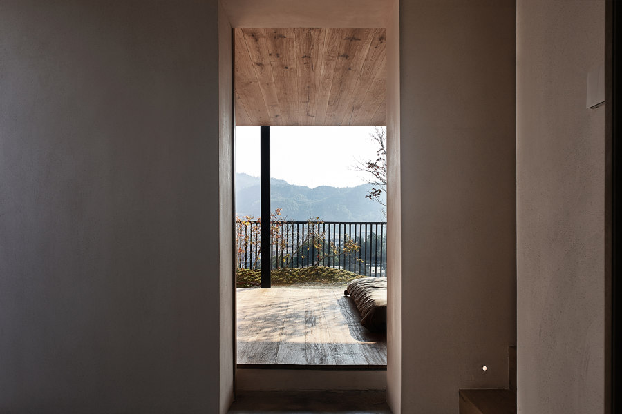 A Woodwork Enthusiast’s Home di ZMY Design | Locali abitativi