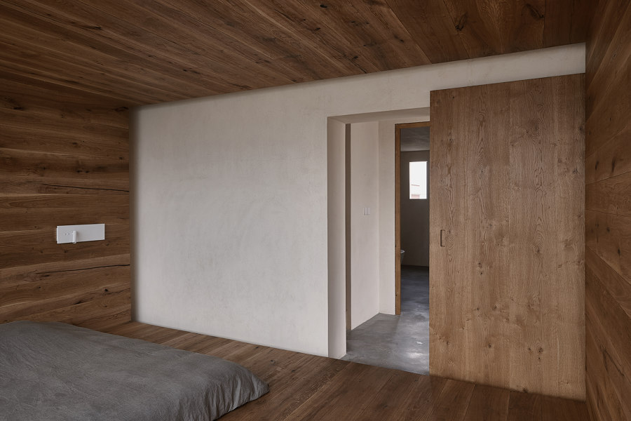 A Woodwork Enthusiast’s Home de ZMY Design | Espacios habitables