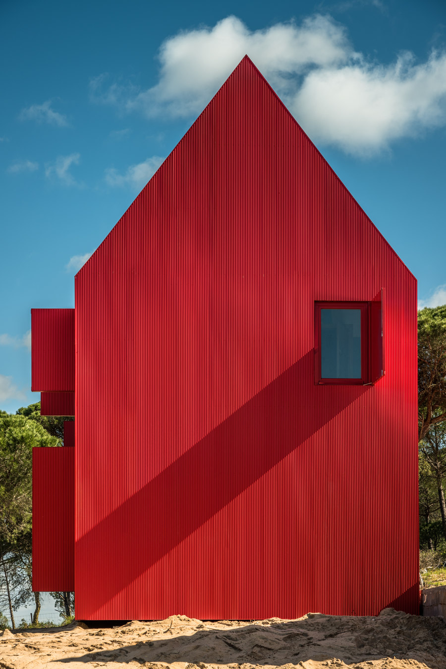 Casa 3000 di Rebelo de Andrade Architecture & Design | Case unifamiliari