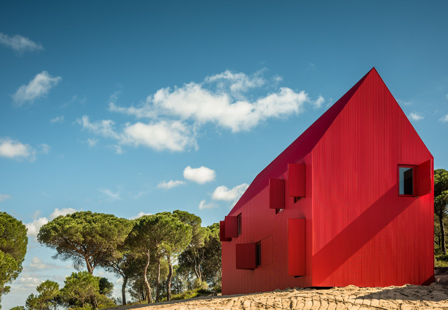Casa 3000 di Rebelo de Andrade Architecture & Design | Case unifamiliari