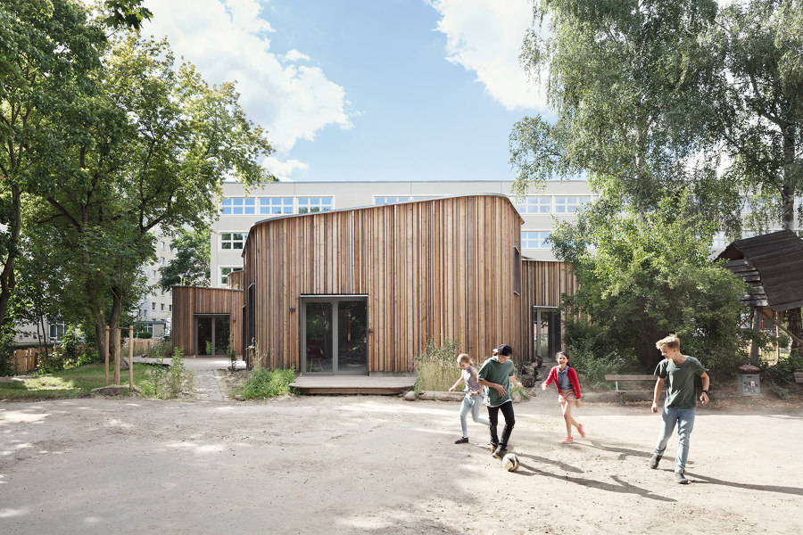 After-School Care Centre Waldorf School di MONO Architekten | Scuole