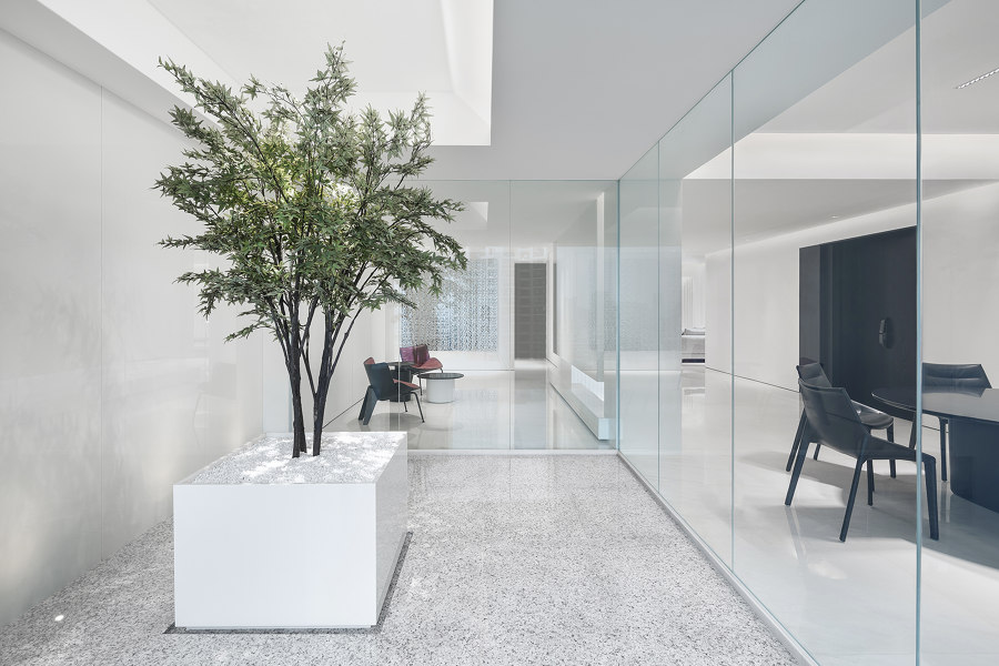A Minimalist Geometric Home von AD Architecture | Wohnräume