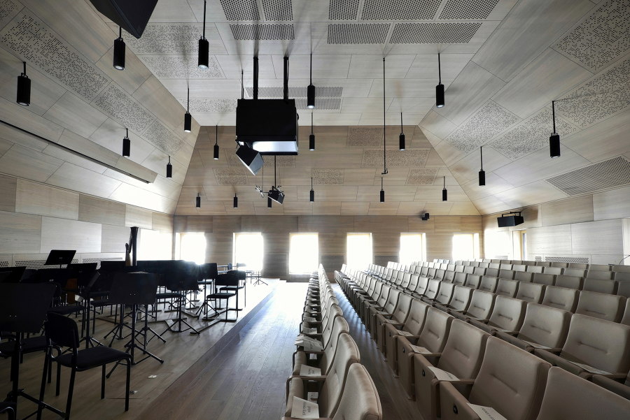 Conservatory for music & ballet di Ofis Arhitekti | Scuole