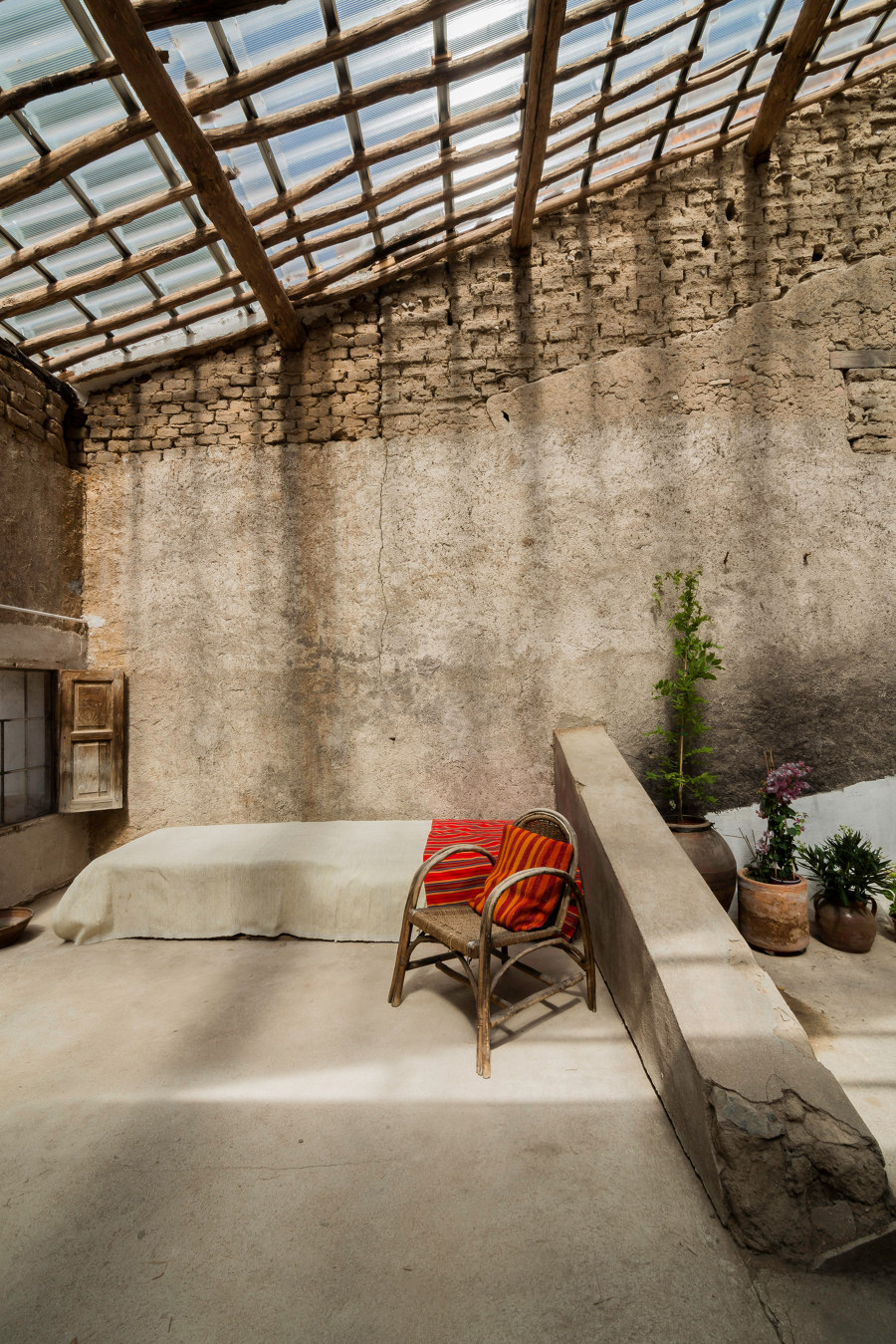 Barn conversion by G+F Arquitectos | Living space