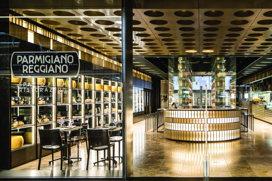 SPAZIO FORME – Parmigiano Reggiano Experience Store de LAI STUDIO, Maurizio Lai | Intérieurs de restaurant