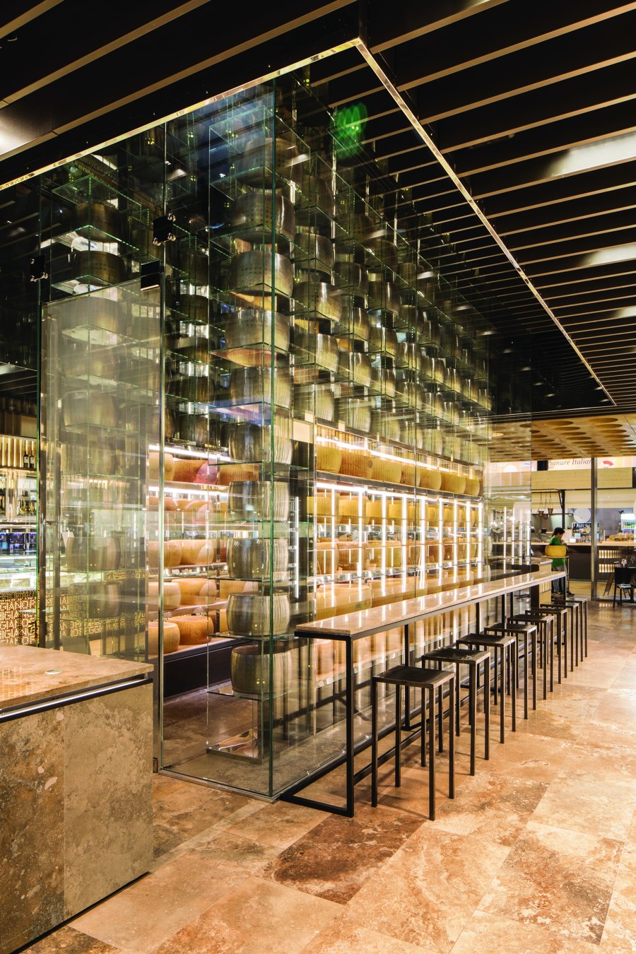 SPAZIO FORME – Parmigiano Reggiano Experience Store de LAI STUDIO, Maurizio Lai | Intérieurs de restaurant