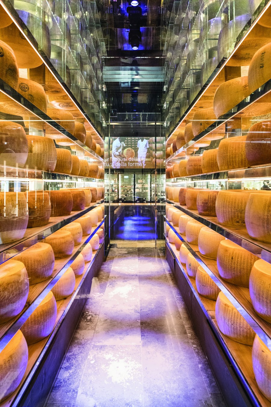 SPAZIO FORME – Parmigiano Reggiano Experience Store von LAI STUDIO, Maurizio Lai | Restaurant-Interieurs