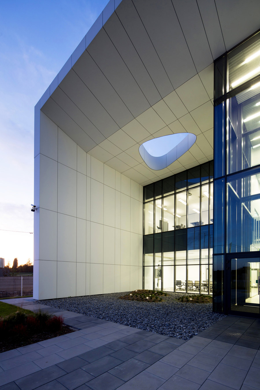 High Technology Machines – Research Adn Development Center de Zalewski Architecture Group | Edificio de Oficinas