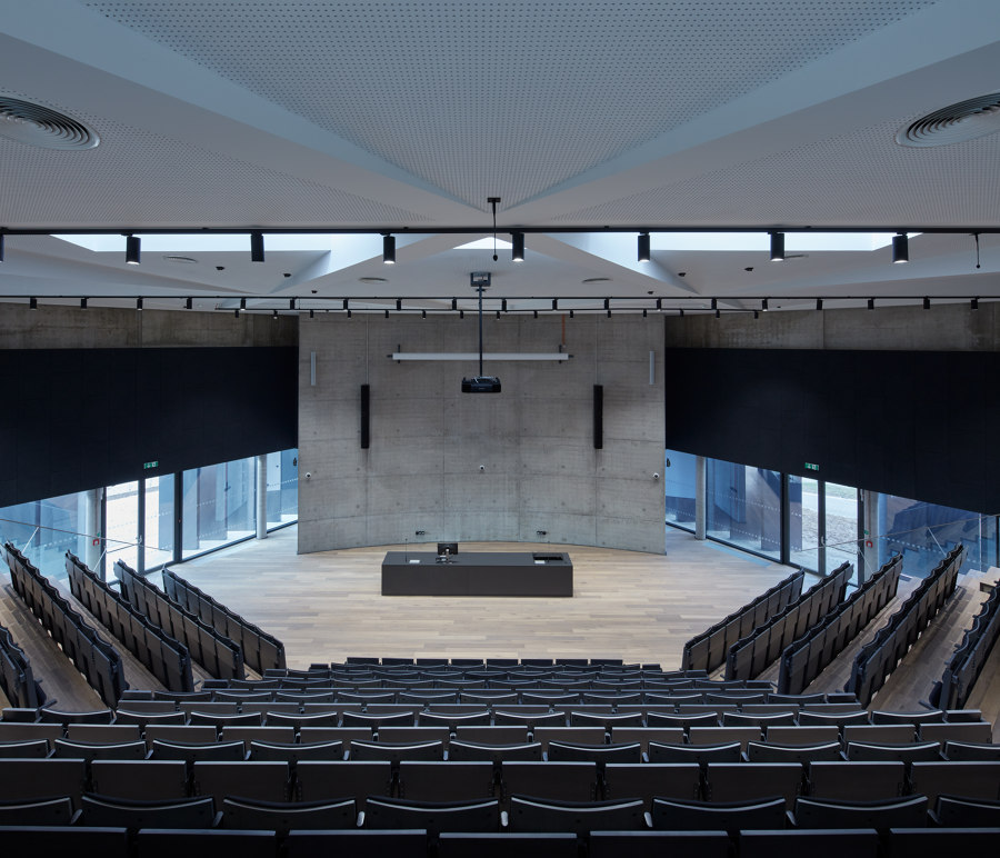 New Lecture Center VŠPJ von Qarta Architektura | Universitäten