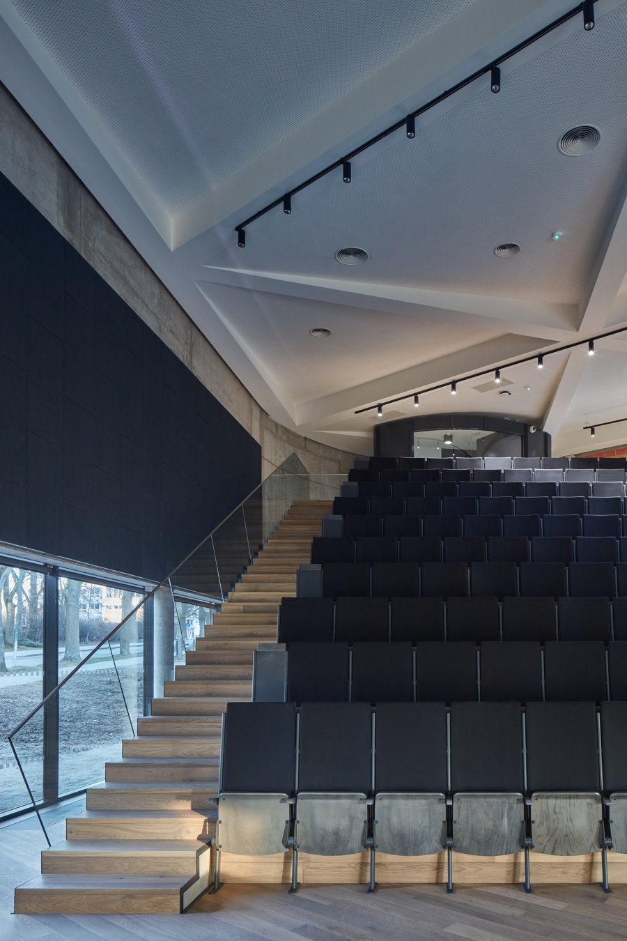 New Lecture Center VŠPJ di Qarta Architektura | Università