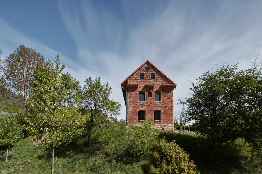 House Inside a Ruin von ORA | Einfamilienhäuser