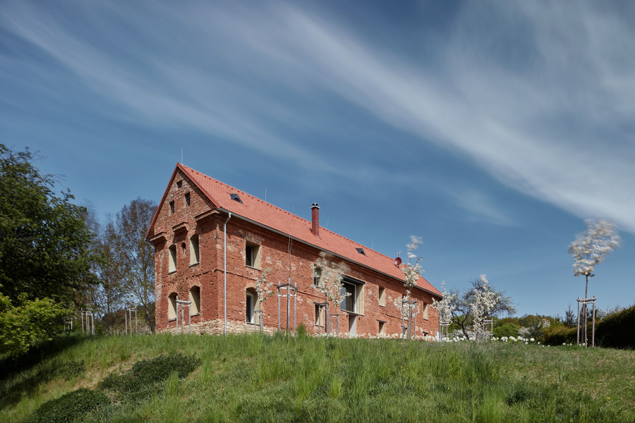 House Inside a Ruin von ORA | Einfamilienhäuser