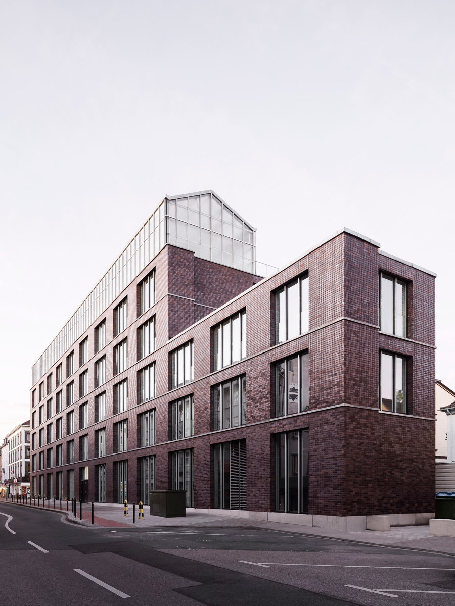 Administration Building with Rooftop Greenhouse by KUEHN MALVEZZI | Office buildings