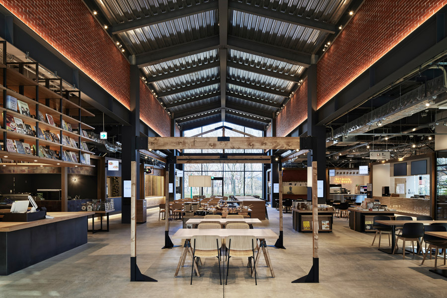 Ebetsu Tsutaya Books de Hikokonishi Architecture Inc. | Shops