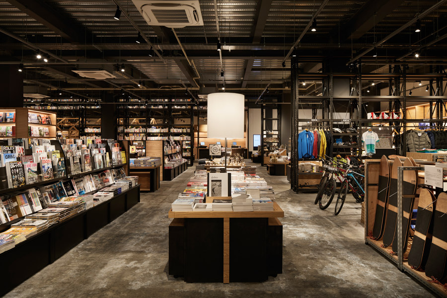 Ebetsu Tsutaya Books de Hikokonishi Architecture Inc. | Shops