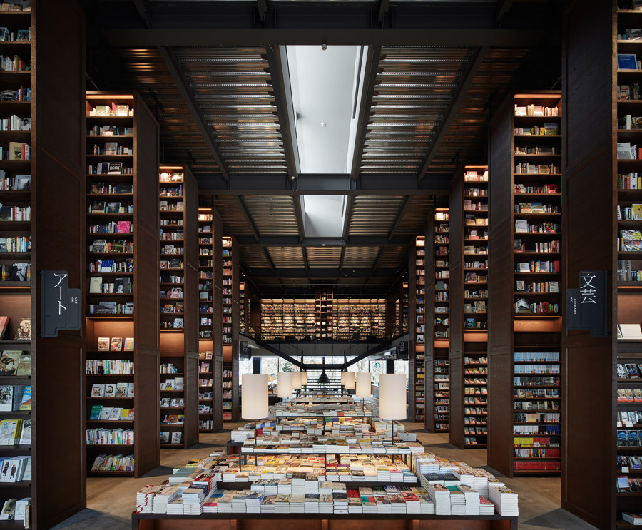 Ebetsu Tsutaya Books di Hikokonishi Architecture Inc. | Negozi