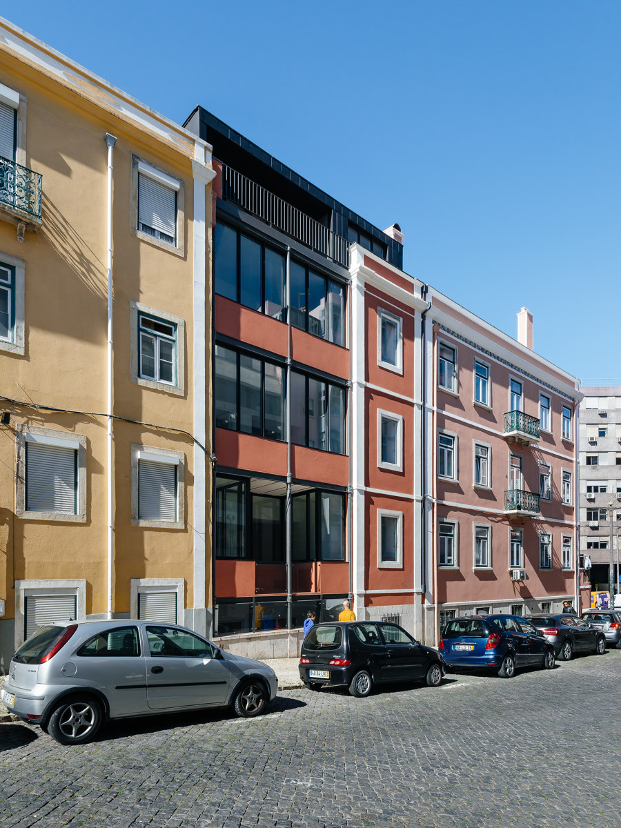 Building Renovation in Lisbon von Luisa Bebiano Arquitectos | Wohnräume