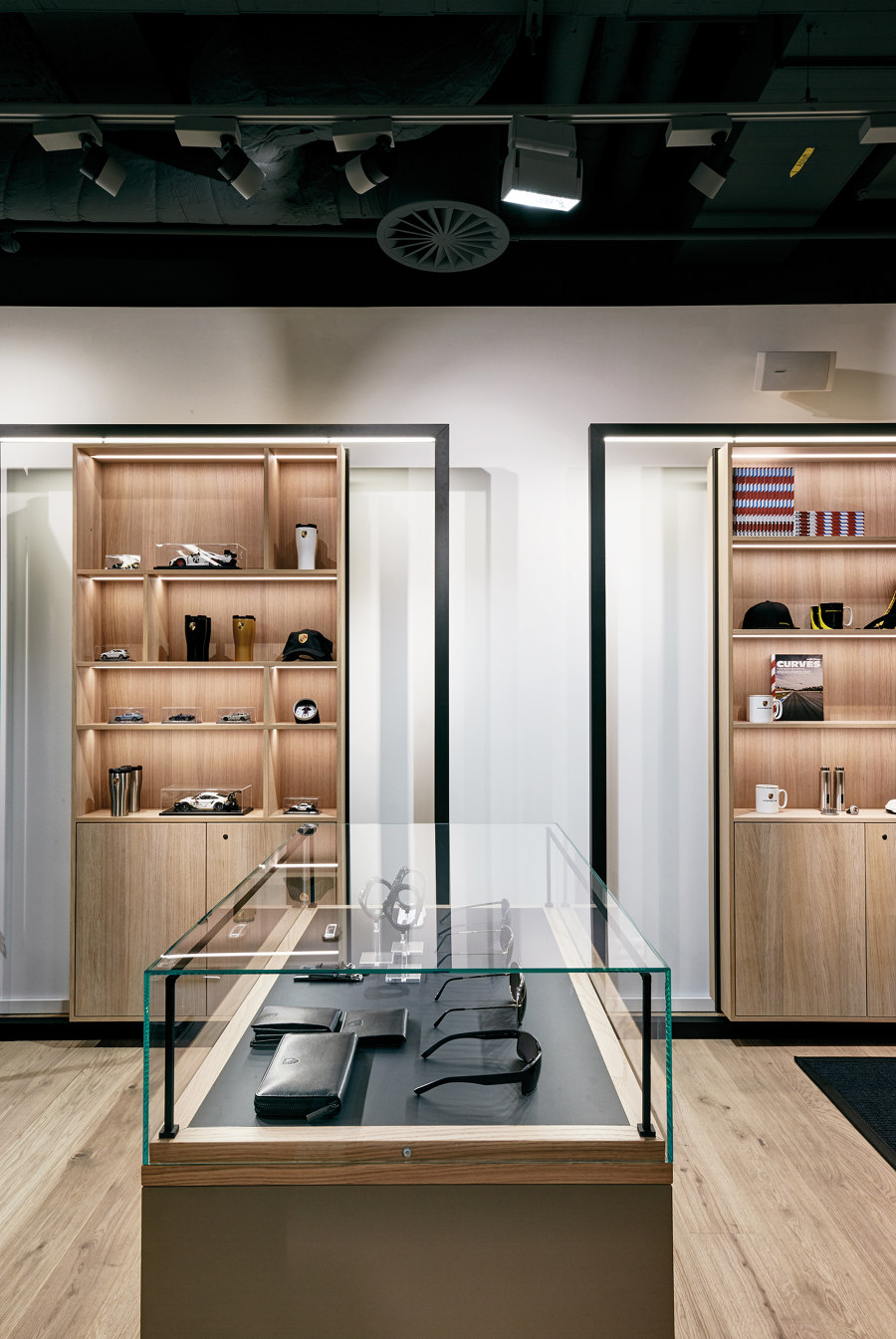 Porsche NOW von Designliga | Shop-Interieurs