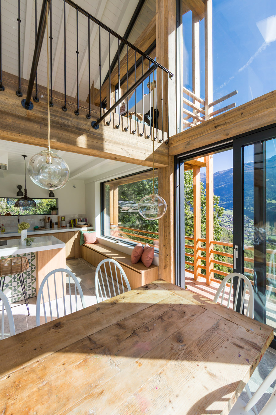 Private house with Sun burned brushed boards and reclaimed wood doors di Wooden Wall Design | Riferimenti di produttori