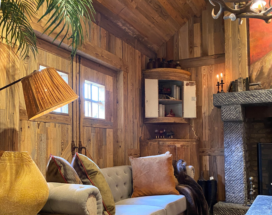 Hunting cabin with Amber |  | Wooden Wall Design