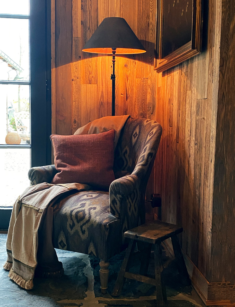 Hunting cabin with Amber di Wooden Wall Design | Riferimenti di produttori