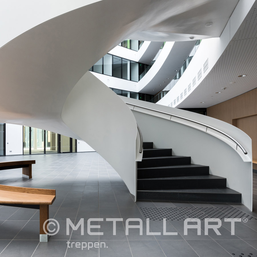 Eindrucksvolle Designtreppe im Lilienthalhaus Braunschweig von MetallArt Treppen | Herstellerreferenzen