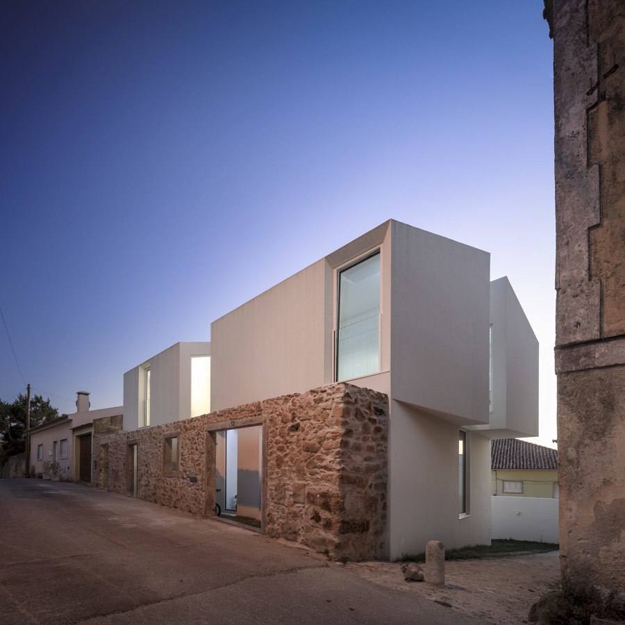 Mafra House di João Tiago Aguiar Arquitectos | Case unifamiliari