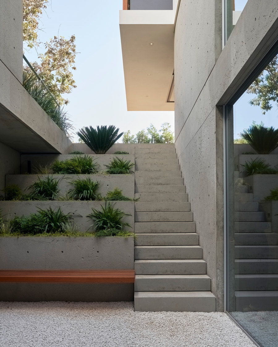 Vertical Courtyard House di Montalba Architects | Case unifamiliari