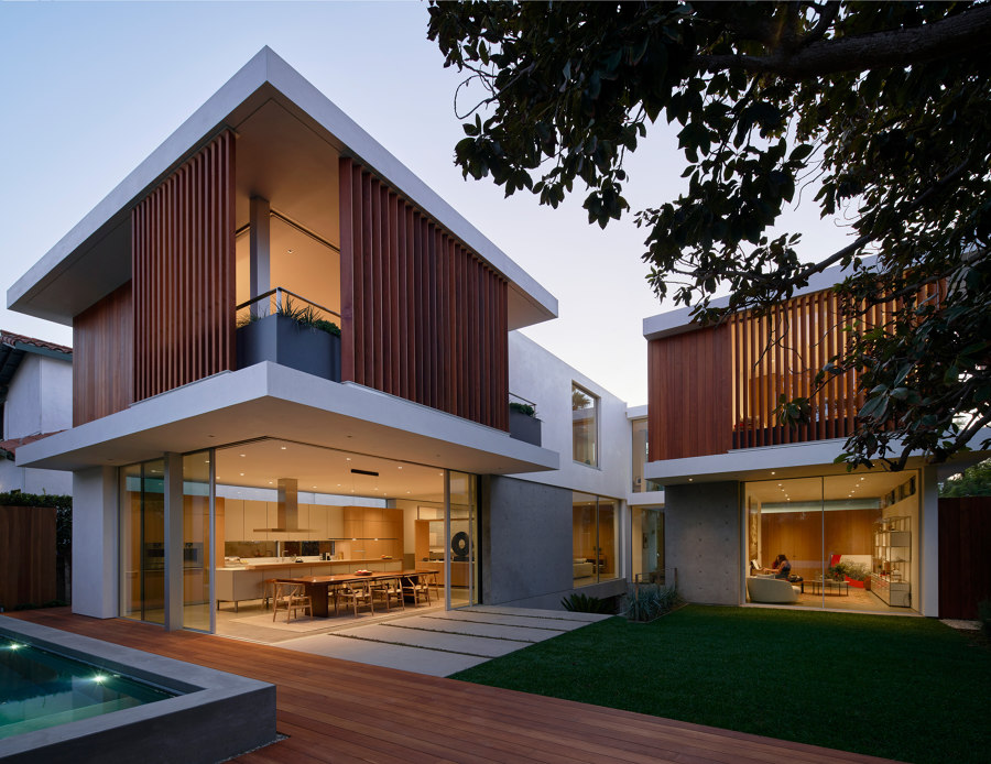 Vertical Courtyard House di Montalba Architects | Case unifamiliari