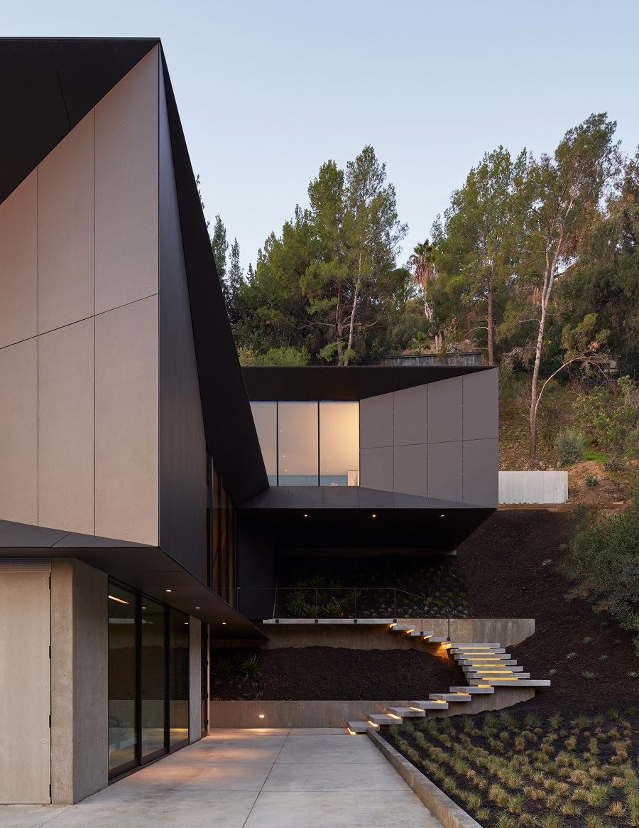 LR2 House by Montalba Architects | Detached houses