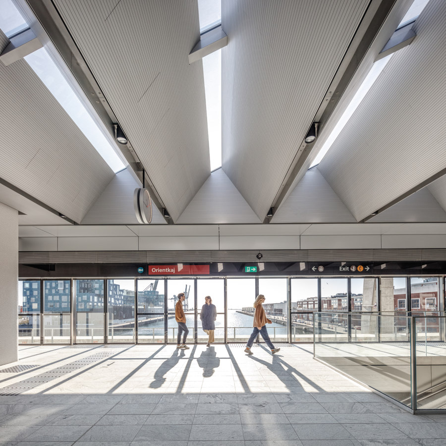 The two metro stations de COBE | Estaciones de ferrocarril