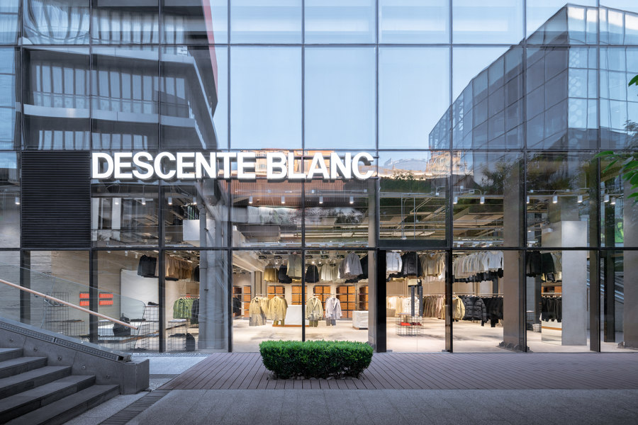 Descente Blanc Beijing di Schemata Architects + Jo Nagasaka | Negozi - Interni