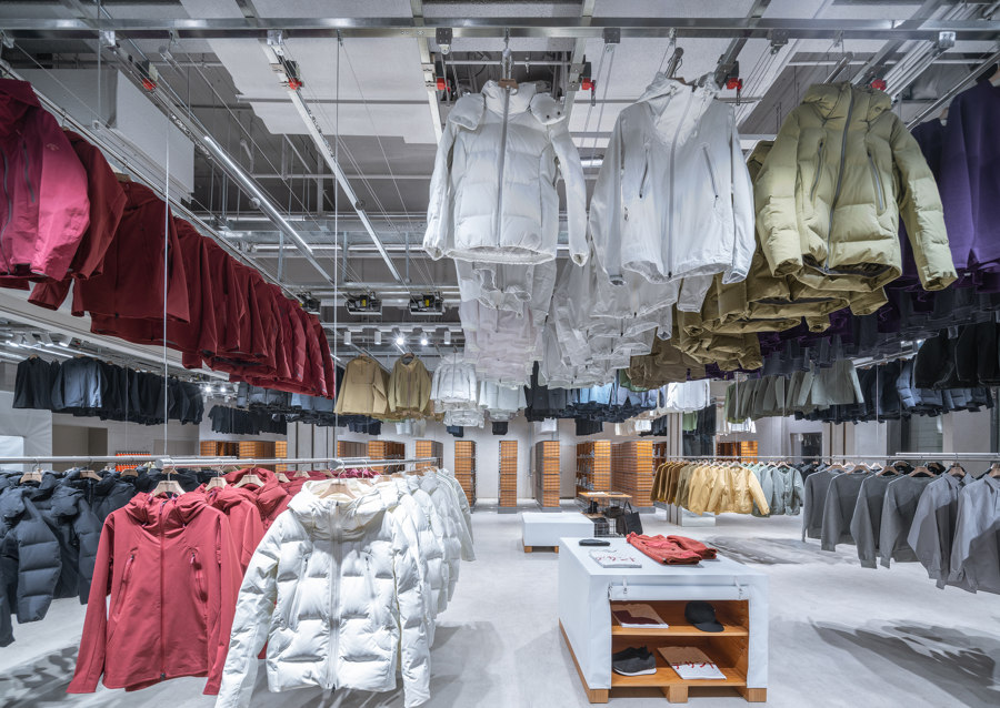 Descente Blanc Beijing de Schemata Architects + Jo Nagasaka | Diseño de tiendas