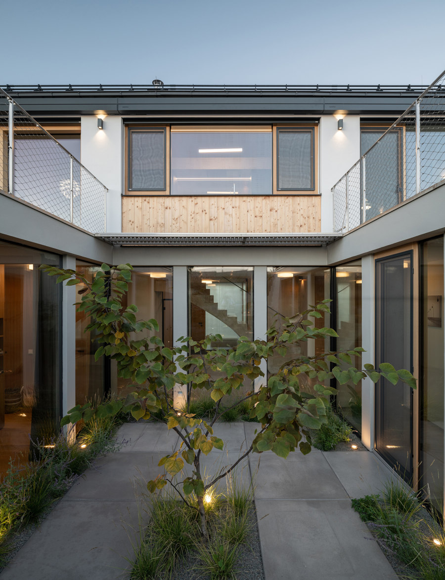 Family House With Atrium von SENAA architekti | Einfamilienhäuser
