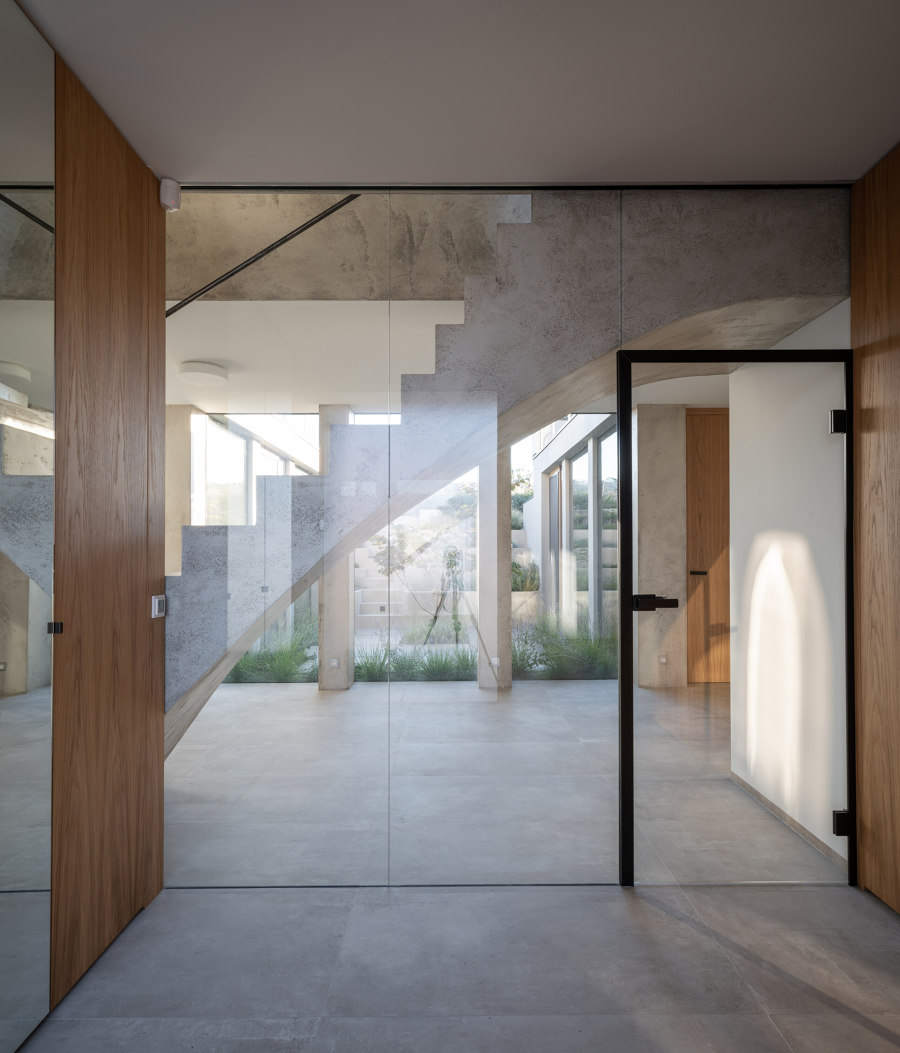 Family House With Atrium von SENAA architekti | Einfamilienhäuser