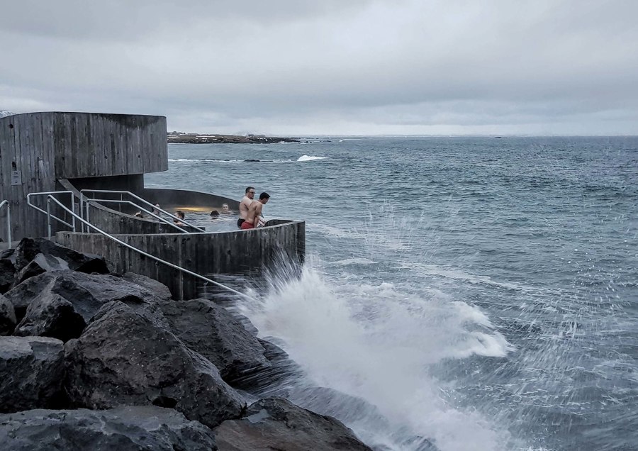Guðlaug Baths di BASALT Architects | Stabilimenti di cura (balneare)/Terme