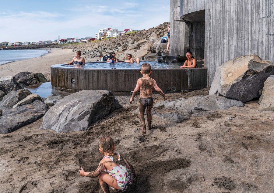 Guðlaug Baths di BASALT Architects | Stabilimenti di cura (balneare)/Terme