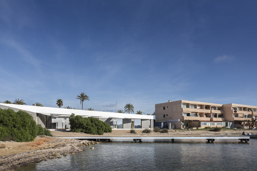 Formentera Water Sports Center de Marià Castelló Architecture | Terrains de sport