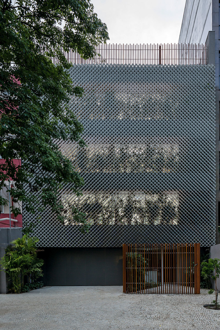 Anibal Building di Bernardes Arquitetura | Edifici per uffici
