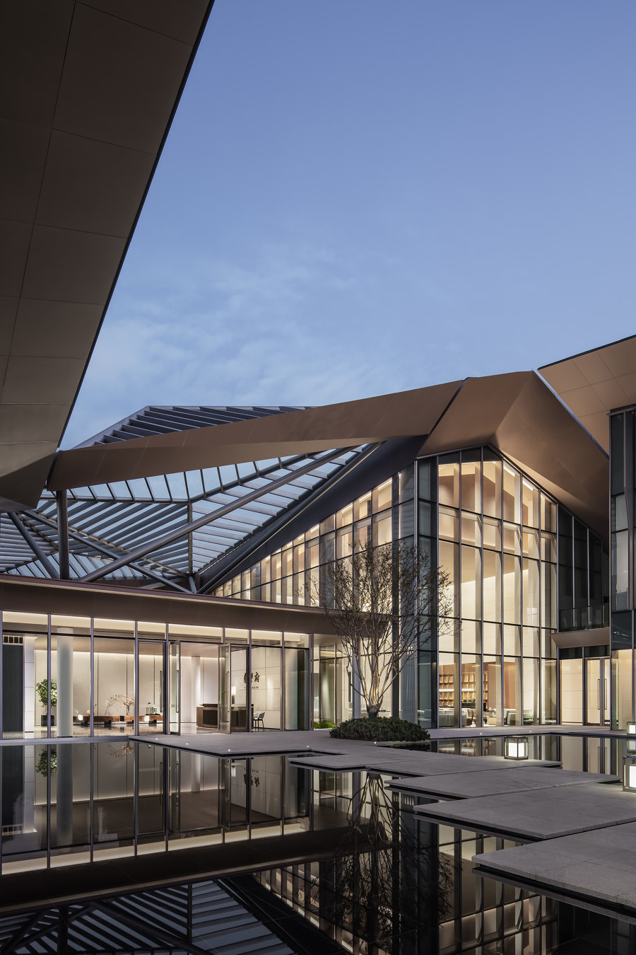 Jinmao Star in the Bund • Qin Wang Fu Exhibition Hall de CCD/Cheng Chung Design | Edificios para exposiciones / ferias