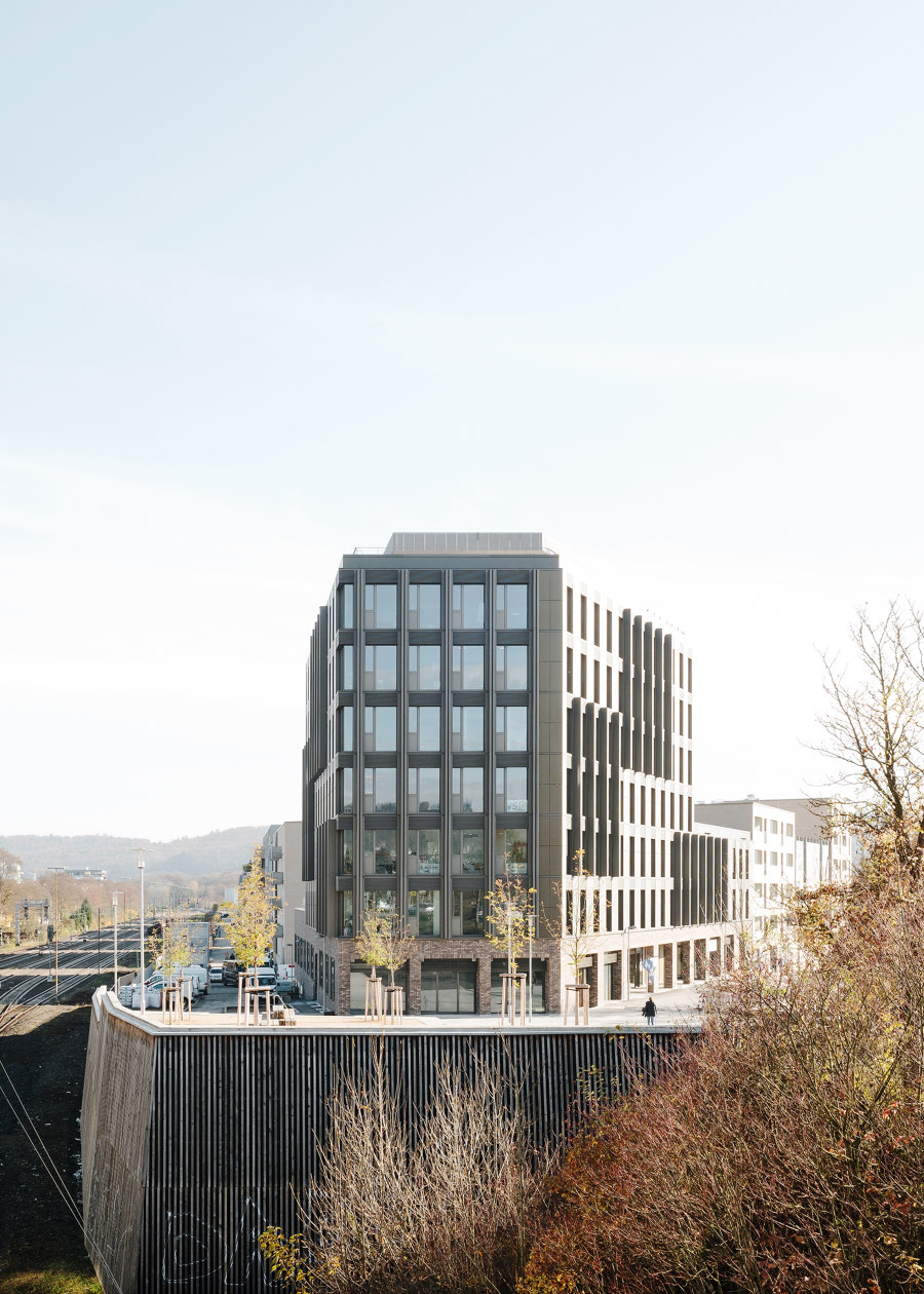 Westspitze – Office and commercial building di a+r Architekten | Edifici per uffici