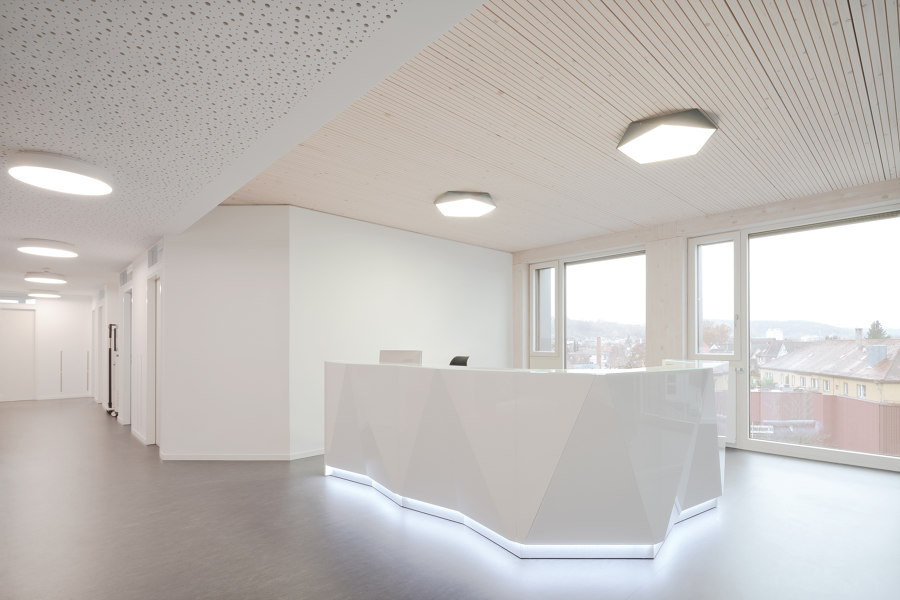 Westspitze – Office and commercial building di a+r Architekten | Edifici per uffici
