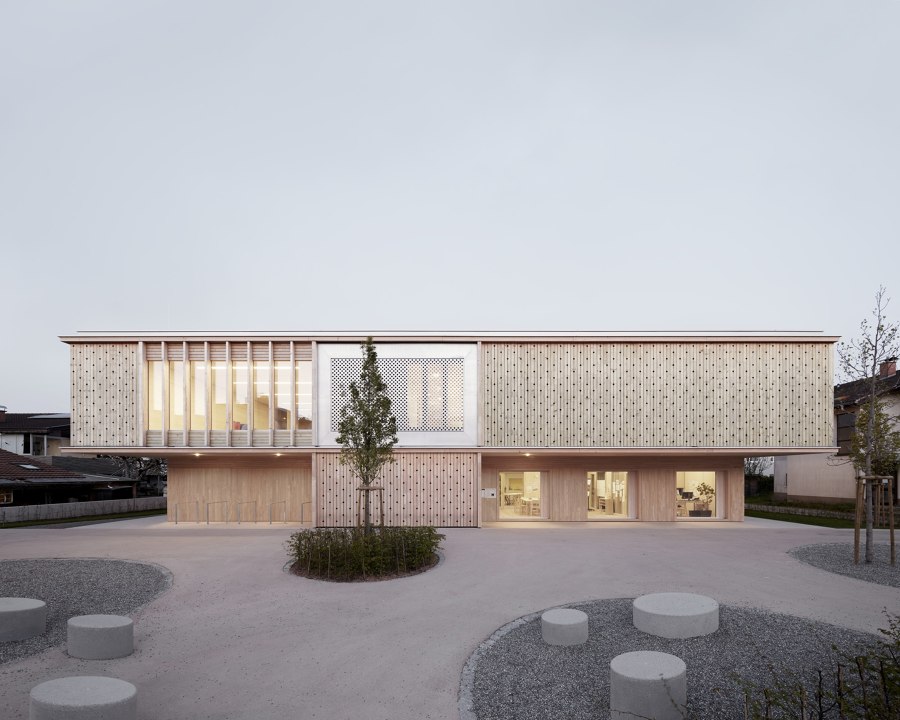Engelbach Kindergarten di Innauer‐Matt Architekten | Asili nidi/Scuole materne