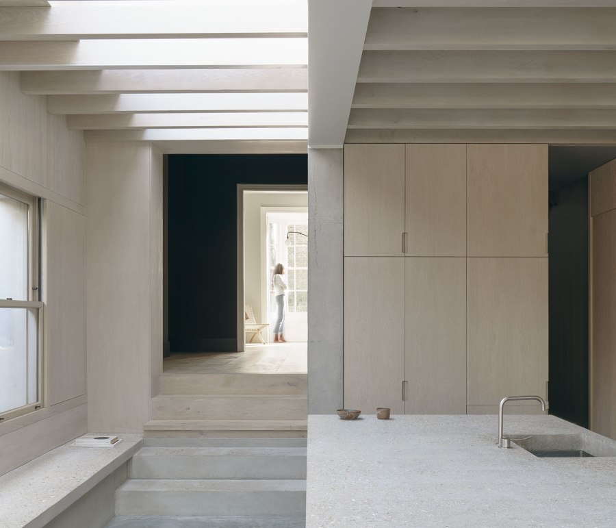 Concrete Plinth House von DGN studio | Einfamilienhäuser