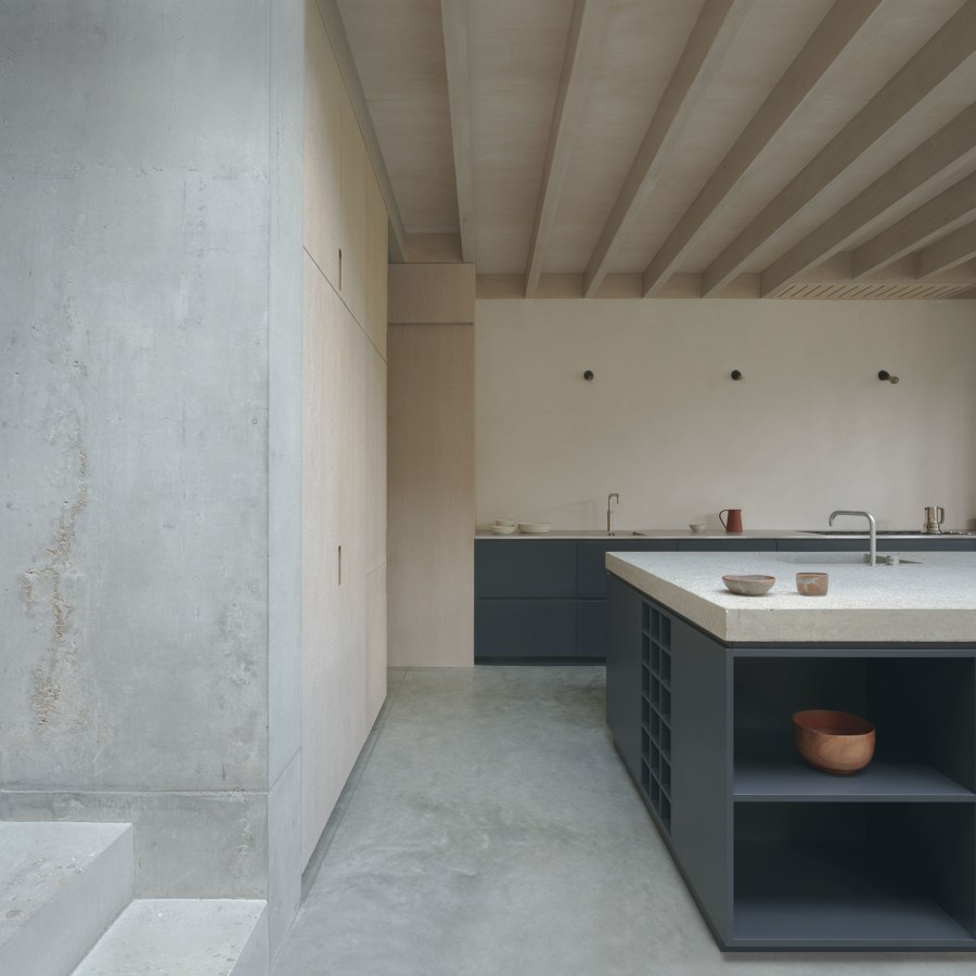 Concrete Plinth House de DGN studio | Casas Unifamiliares