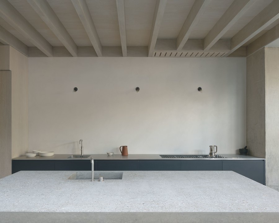 Concrete Plinth House di DGN studio | Case unifamiliari