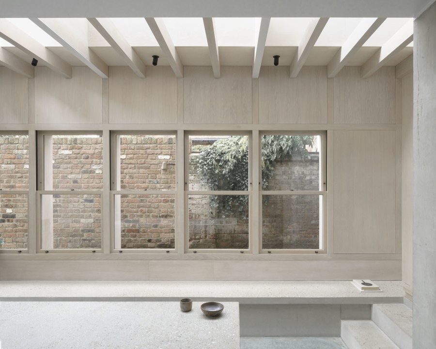 Concrete Plinth House di DGN studio | Case unifamiliari