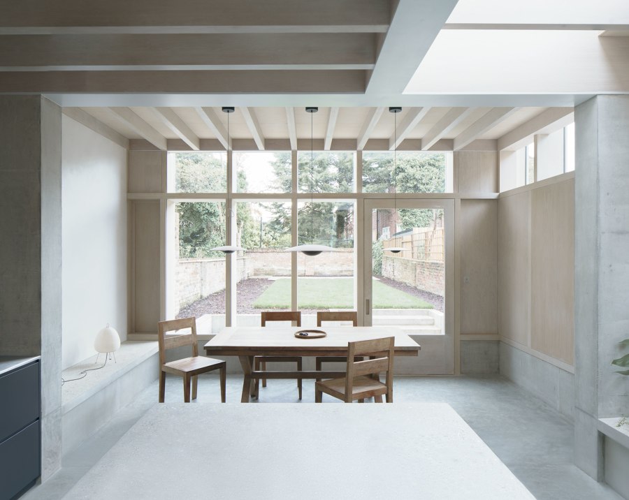 Concrete Plinth House von DGN studio | Einfamilienhäuser